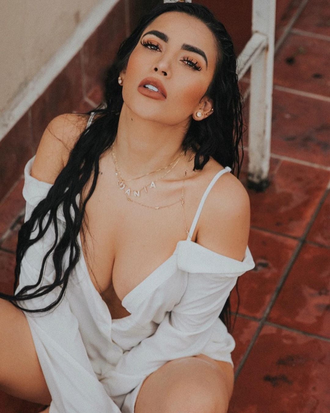 Dania Méndez presume sus curvas con sexy outfit transparente | En El Radar