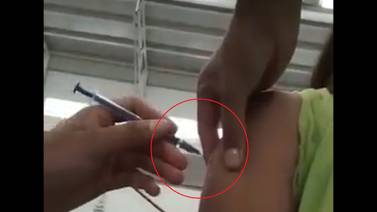 VIDEO: Joven es vacunada con 'nada' en Ecatepec