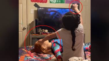 VIDEO: Niña recrea ritual oscuro para darle vida a su muñeco "Chucky"