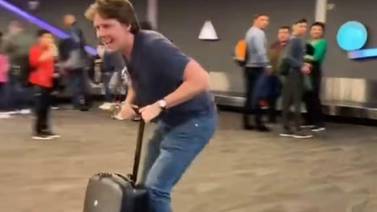 Este hombre logró robar la atención de todos en el aeropuerto por su original maleta 