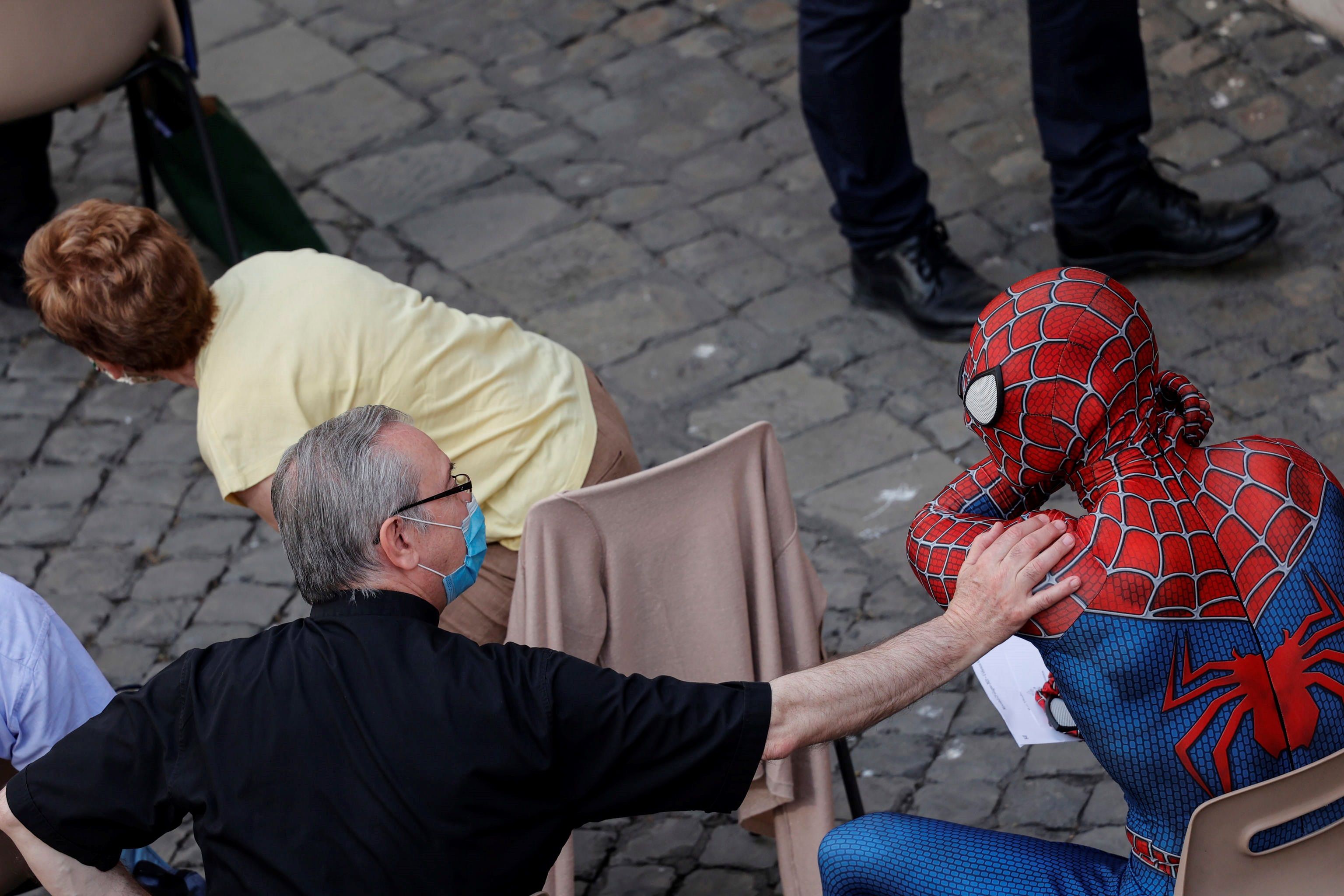Vatican City (Vatican City State (holy See)), 23/06/2021.- A faithful in a Spiderman costume during the Pope's weekly General Audience in the San Damaso courtyard, Vatican City, 23 June 2021. The Vatican the previous day issued a diplomatic protest against Italy's Zan draft bill which is aimed at punishing acts of discrimination and incitement to violence against gay, lesbian, transgender and disabled people. (Papa, Protestas, Italia) EFE/EPA/GIUSEPPE LAMI
