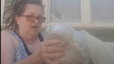 VIDEO VIRAL: Mujer tira a la basura las cenizas de su esposo golpeador 