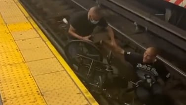 ¡Impresionante! Héroe sin capa salva hombre en silla de ruedas que cae a las vías del tren en NY