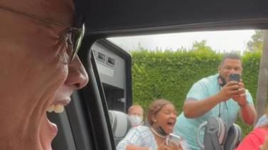 VIDEO VIRAL: Dwayne Johnson sorprende a un grupo de fans desde su carro