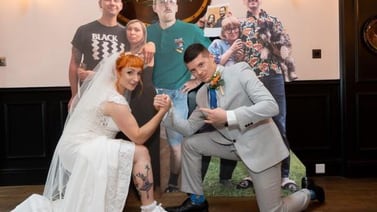 FOTOS: Para que no hubiera sentidos, novios hacen su boda con invitados de cartón