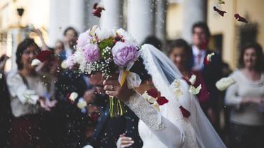 Enamorados realizan boda y se contagian de coronavirus 53 invitados; uno muere 