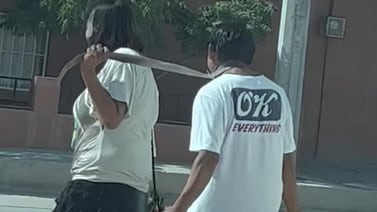 VIDEO VIRAL: Mujer camina por la calle con su presunta pareja amarrado del cuello