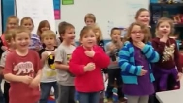 Niños le cantan “Feliz cumpleaños” en lenguaje de señas al conserje de su escuela