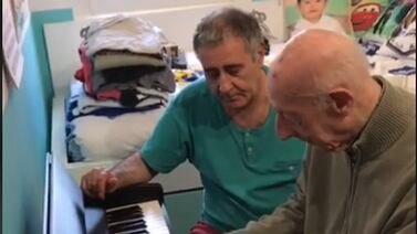 Hombre con Alzheimer no olvida como tocar el piano