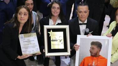 Honran la memoria de Octavio Ocaña con luminaria de oro en Plaza de las Estrellas