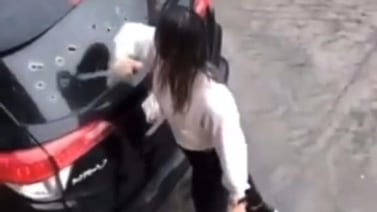 Joven destroza el carro de su marido por presunta infidelidad