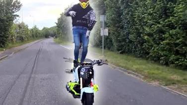 Hombre realiza arriesgado truco mientras conduce su moto en la carretera