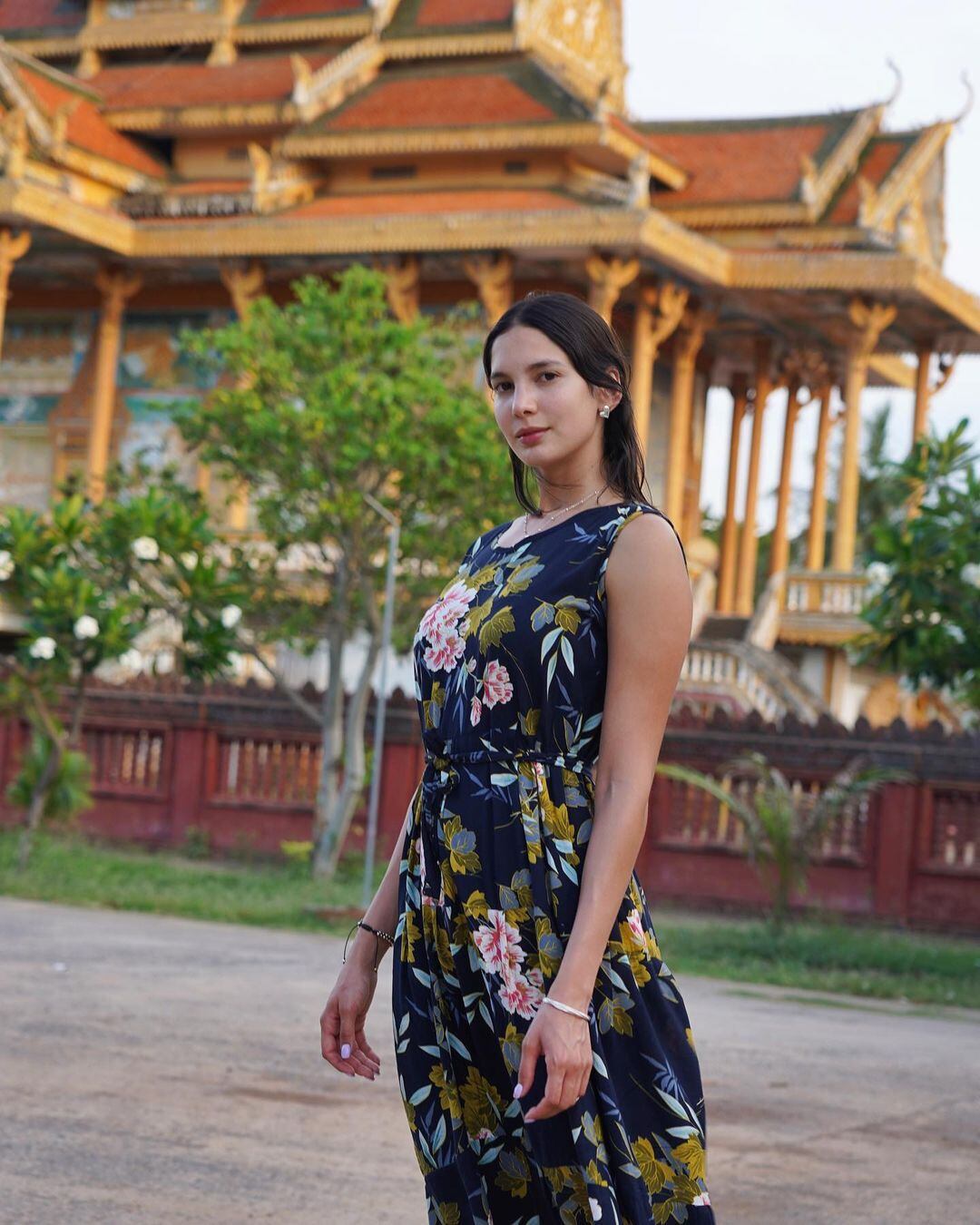 Ary Tenorio enseña sus curvas con bañador verde y presume a Luisito