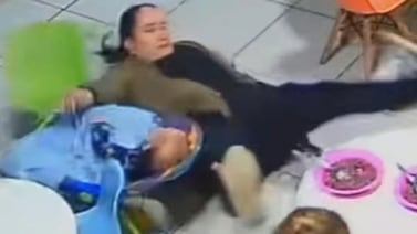 VIDEO VIRAL: Bebé le mueve la silla a una señora y termina en el piso