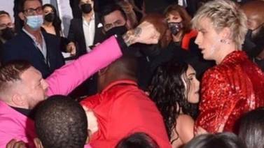 Conor McGregor y Machine Gun Kelly se pelean en plena alfombra roja de los VMAs