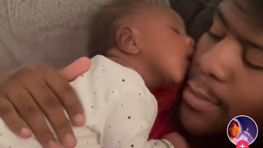 VIDEO VIRAL: Recién nacida le regresa beso en la mejilla a su papá