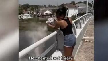 Mujer tira las cenizas de su suegra al río tras infidelidad de su esposo 