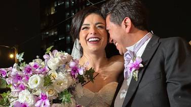 Violeta Isfel se casa por el civil tras estar tres años comprometida