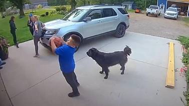 Video viral: Señor le da tremendo balonazo en la cara a su hijo sin querer 