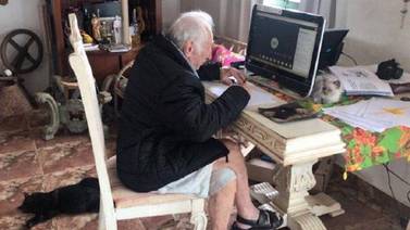 Abuelito se niega a dejar la carrera de Arquitectura tras no saber usar la computadora