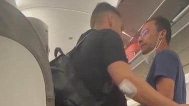 VIDEO VIRAL: Pasajeros de avión se pelean a golpes por sacar primero sus maletas