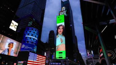 Kenia Os anuncia con orgullo su espectacular en el Times Square de Nueva York