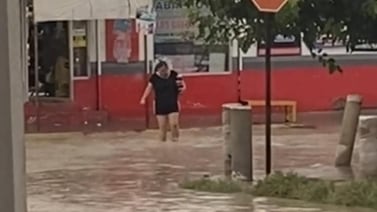 Graban a mujer cruzando las calles inundadas de Ciudad Juárez para ir a comprar una Coca-Cola