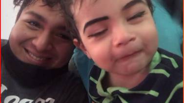 VIDEO: Una joven maquilla a su hermano bebé mientras duerme