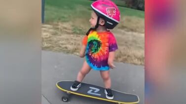 VIDEO: Bebé conquista las redes al mostrar su habilidad para andar en patineta