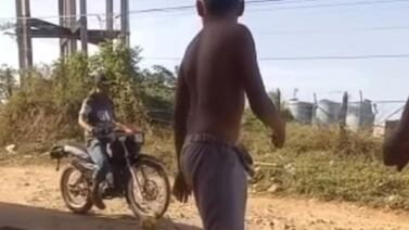 VIDEO VIRAL: Niños tiran a motociclista tras darle pelotazo