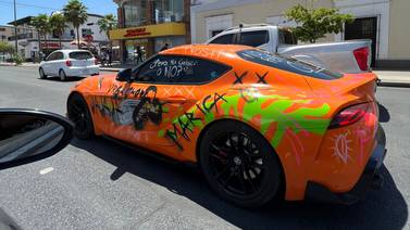Viral: Mujer celosa arruina supuesto automóvil de lujo de youtuber en Hermosillo
