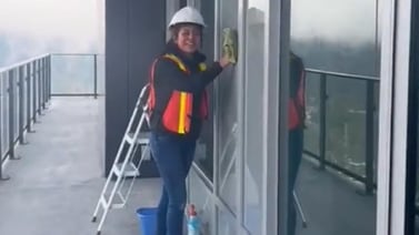 Joven se vuelve viral al compartir la profesión de sus compañeros que limpian ventanas en Canadá