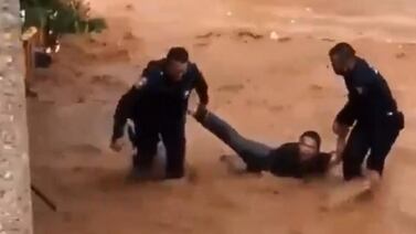 Policías rescatan a hombre tras aventarse a arroyo en Nogales