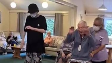 VIDEO VIRAL: A sus 101 años, abuelito decide tomar clases de baile desde el asilo