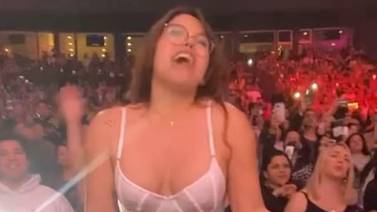VIDEO VIRAL: En pleno concierto, fan se quita la ropa al escuchar "Desnuda" de Ricardo Arjona