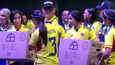 Selección Colombia sub-17 recibe polémico obsequio: ¿una caja con ollas?