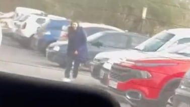 Joven corre detrás del auto de su abuelita luego de quedar olvidada 