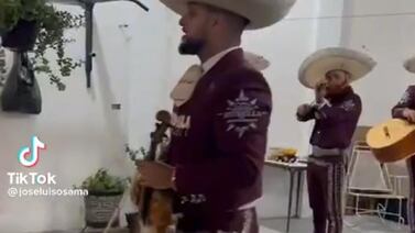 VIDEO VIRAL: Perrito asusta a mariachi que estaba cantando