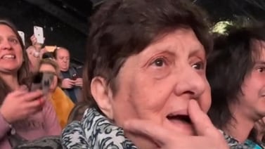 Joven se vuelve viral al llevar a su abuela a un concierto de Luis Miguel