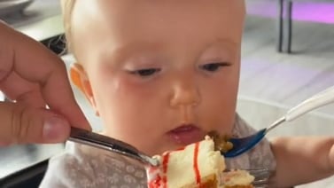 TIKTOK: engañan a bebé con pedazo de pastel para que se coma su comida