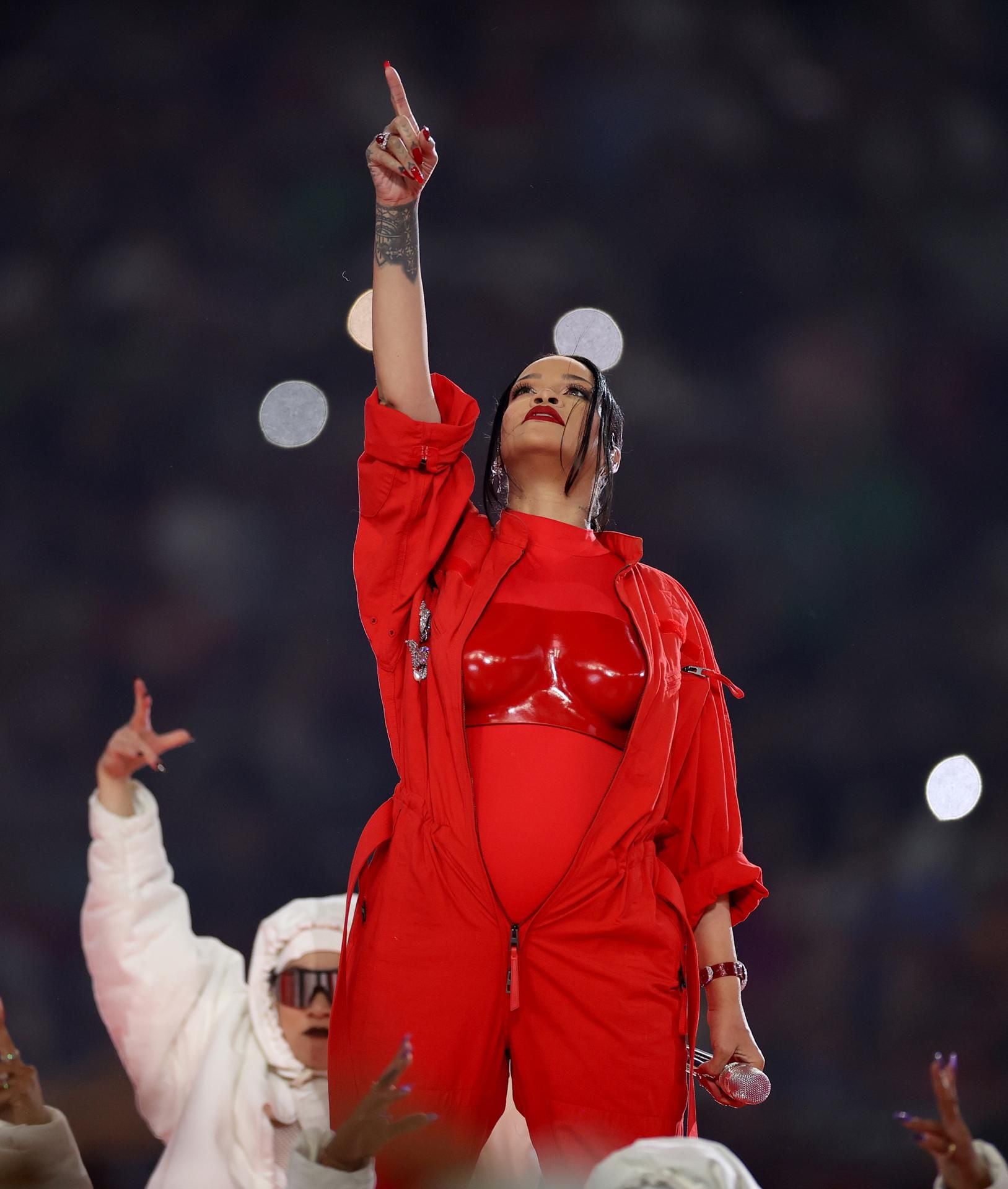 Glendale (United States), 12/02/2023.- Barbadian singer Rihanna performs during halftime of Super Bowl LVII between the AFC champion Kansas City Chiefs and the NFC champion Philadelphia Eagles at State Farm Stadium in Glendale, Arizona, 12 February 2023. The annual Super Bowl is the Championship game of the NFL between the AFC Champion and the NFC Champion and has been held every year since January of 1967. (Estados Unidos, Filadelfia) EFE/EPA/CAROLINE BREHMAN EPA-EFE/CAROLINE BREHMAN
