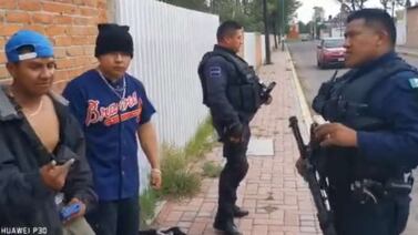 VIDEO VIRAL: Jóvenes de Tlaxcala le rapean a la policía para evitar ser arrestados