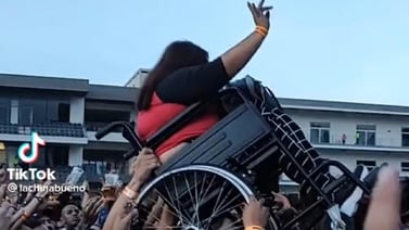 Ayudan a chica en silla de ruedas para que pueda ver a Rammstein en primera fila