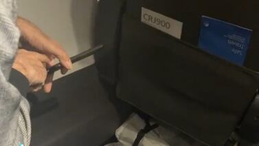 VIDEO VIRAL: Mujer descubre a un sujeto tomándole fotos a sus pies durante un vuelo
