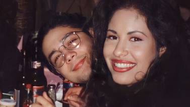 Captan "fantasma" de Selena Quintanilla despidiéndose de Chris Pérez en su funeral