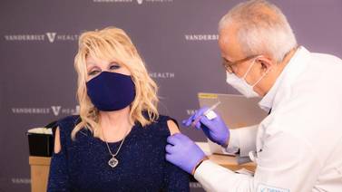 Dolly Parton recibe la vacuna contra la Covid-19