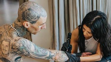 Kourtney Kardashian le tatúa el brazo a Travis Barker con un amoroso mensaje