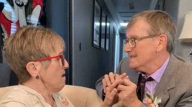VIDEO VIRAL: ¡Qué romántico! Hombre le pide matrimonio a su esposa con Alzheimer cada semana