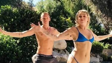 ¡Enamorados! Miley Cyrus hace divertido baile en bikini junto a su novio Cody Simpson