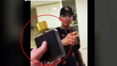 VIDEO: Le echan cloro a botella de perfume para darle una lección a compañero agarrado